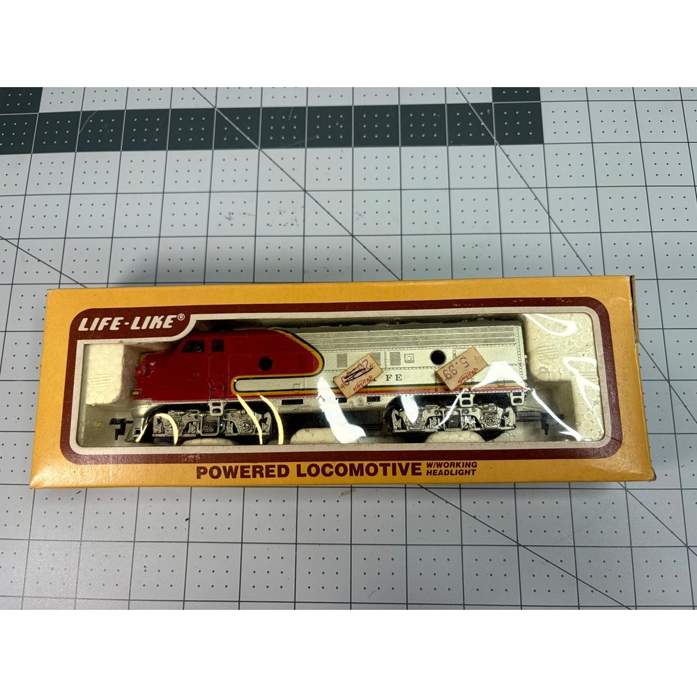 Life-Like HO Scale Santa Fe Powered Locomotive Red Silver Warbonnet